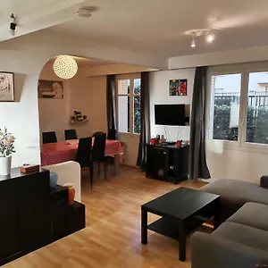 Big Ground Floor 2 Bedrooms Flat In A Quiet Building & Neighborghood , Marseille France